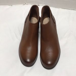 Clarks Collection ultimate comfort leather upper booties. NWOT